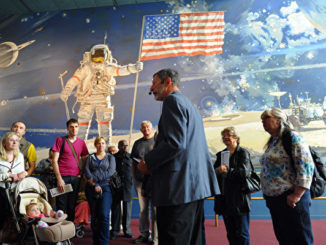 遊客在航空航天博物館內聽導遊講解。(JEWEL SAMAD/AFP/Getty Images)