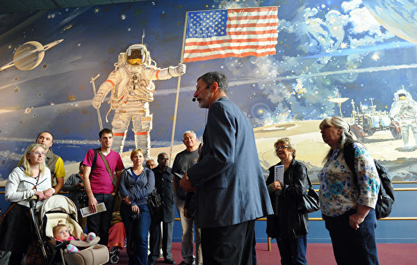 游客在航空航天博物馆内听导游讲解。(JEWEL SAMAD/AFP/Getty Images)
