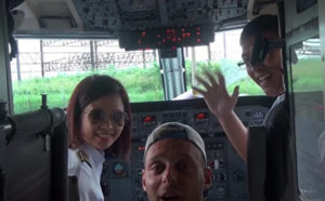西蒙与菲律宾航空的两名飞行员合影。（视频截图）