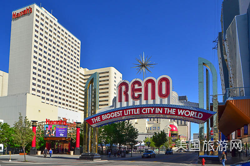 雷诺市最著名的地标－雷诺拱门，上标有城市口号“雷诺，世界最大的小城”（Reno, the Biggest Little City in the World）。（摄影：李旭生）