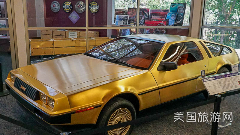 雷诺的“国家汽车博物馆”中的藏车－1983年鸥翼车门DeLorean，全身镀了24K黄金。（摄影：李旭生）