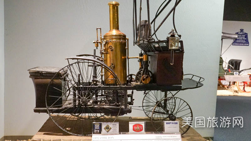 雷诺的“国家汽车博物馆”中的藏车－1892年款用小型蒸汽机为动力的老爷车。（摄影：李旭生）