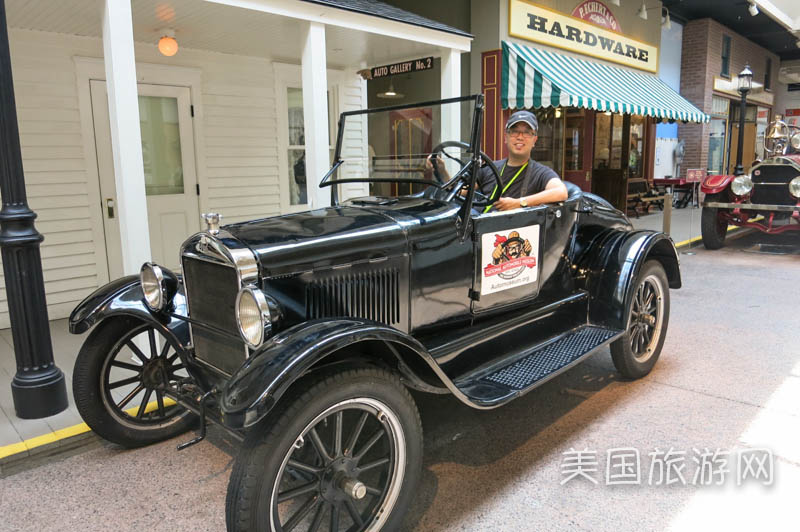 在雷诺的国家汽车博物馆，您可以坐进一台经典的福特T型车（Ford Model T）内拍照，瞬间穿越90年。