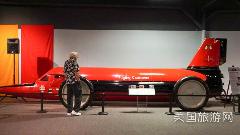 雷诺的“国家汽车博物馆”中的藏车－装配火箭发动机的超级赛车Flying Caduceus。（摄影：李旭生）