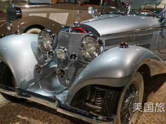 雷諾“國家汽車博物館”中的藏車－銀光閃閃的1936年款奔馳Mercedes-Benz。（攝影：李旭生）