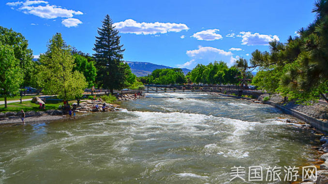 汹涌的特拉基河（Truckee River）从雷诺市中心流过。（摄影：李旭生）